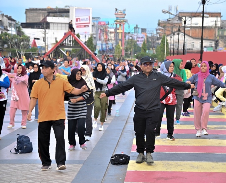 Pj Wali Kota, Letnan Dalimunthe, dan ratusan peserta Car Free Day saat mengikuti senam kebugaran bersama di Alun-alun Alaman Bolak Padangsidimpuan