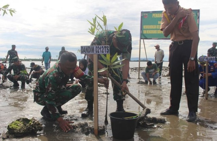 Sebagai wujud dukungan terhadap program unggulan KASAD dan sarana pelestarian lingkungan pesisir, Dandim 0212/Tapsel, Letkol Inf Amrizal Nasution, menggelar tanam mangrove serentak di Kecamatan Natal, Kabupaten Madina