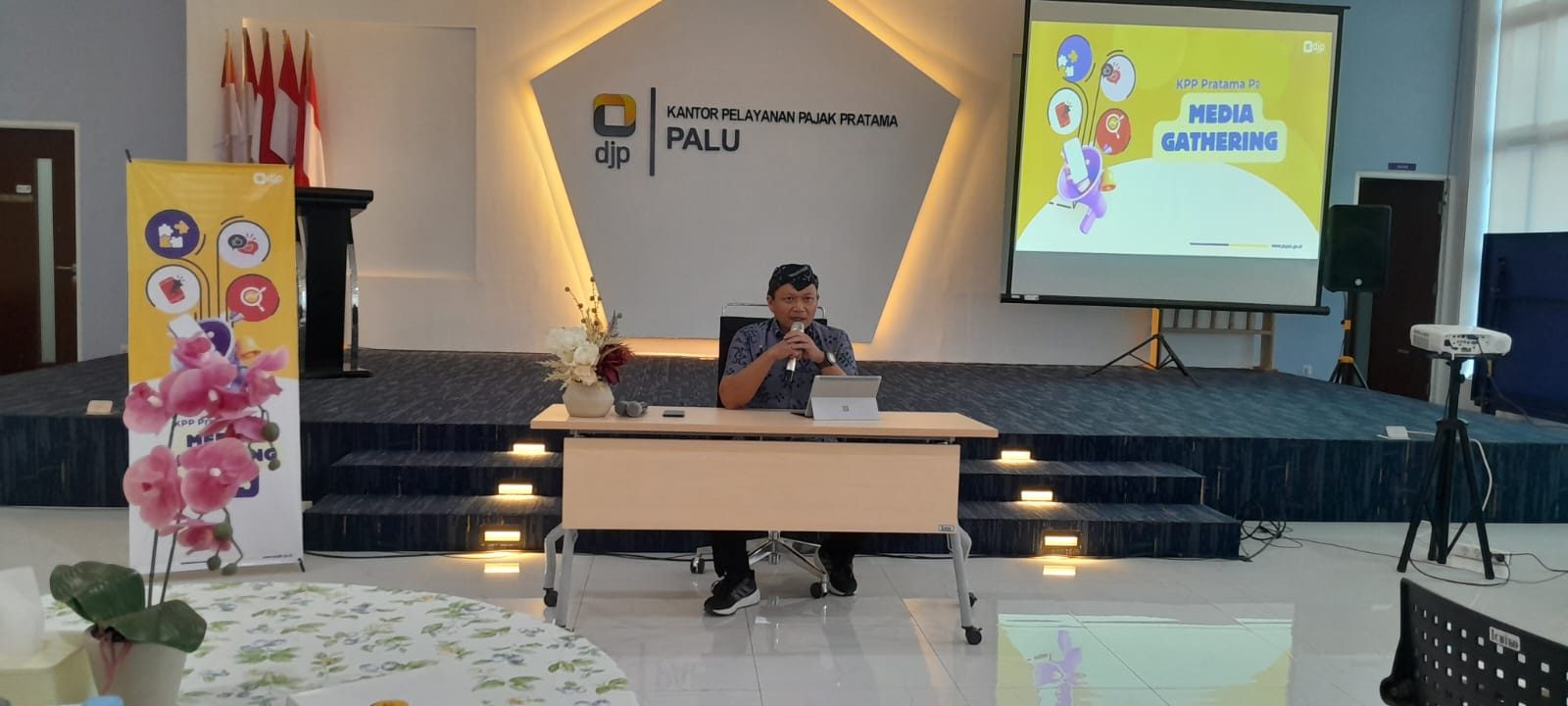 Kepala KPP Pratama Palu, Bangun Nur Cahya Kurniawan saat memmberikan keterangan pada kegiatan media gathering di aula KPP Pratama Palu.