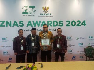 Penjabat (Pj) Bupati Parigi Moutong, Richard Arnaldo terima penghargaan BAZNAS Awards 2024 dalam kategori Kepala Daerah Pendukung Pengelolaan Zakat Terbaik yang diserahkan langsung oleh Ketua BAZNAS RI, Prof. Dr. KH. Noor Ahmad, di Hotel Bidakara, Jakarta.