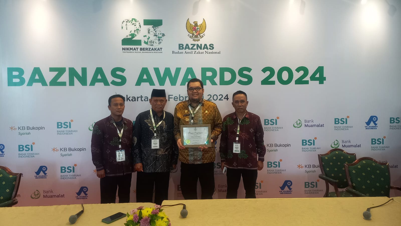 Penjabat (Pj) Bupati Parigi Moutong, Richard Arnaldo terima penghargaan BAZNAS Awards 2024 dalam kategori Kepala Daerah Pendukung Pengelolaan Zakat Terbaik yang diserahkan langsung oleh Ketua BAZNAS RI, Prof. Dr. KH. Noor Ahmad, di Hotel Bidakara, Jakarta.