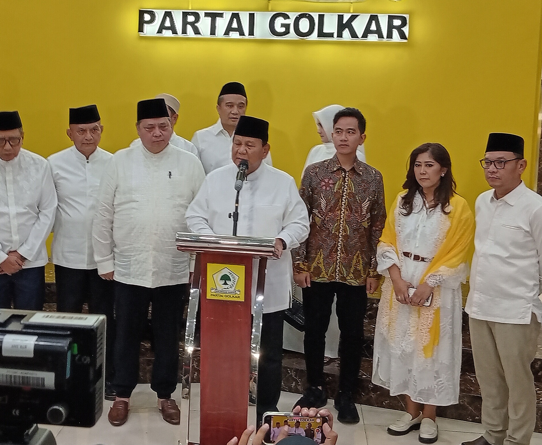 Prabowo-Gibran di dampingi Ketua Umum Partai Golkar, Airlangga Hartarto saat usai acara buka puasa bersama di DPP Partai Golkar, Slipi Jakarta