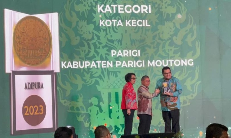 SELAMAT DATANG PIALA ADIPURA: Penjabat Bupati Parigi Moutong Richard Arnaldo saat menerima Piala Adipura tahun 2023.