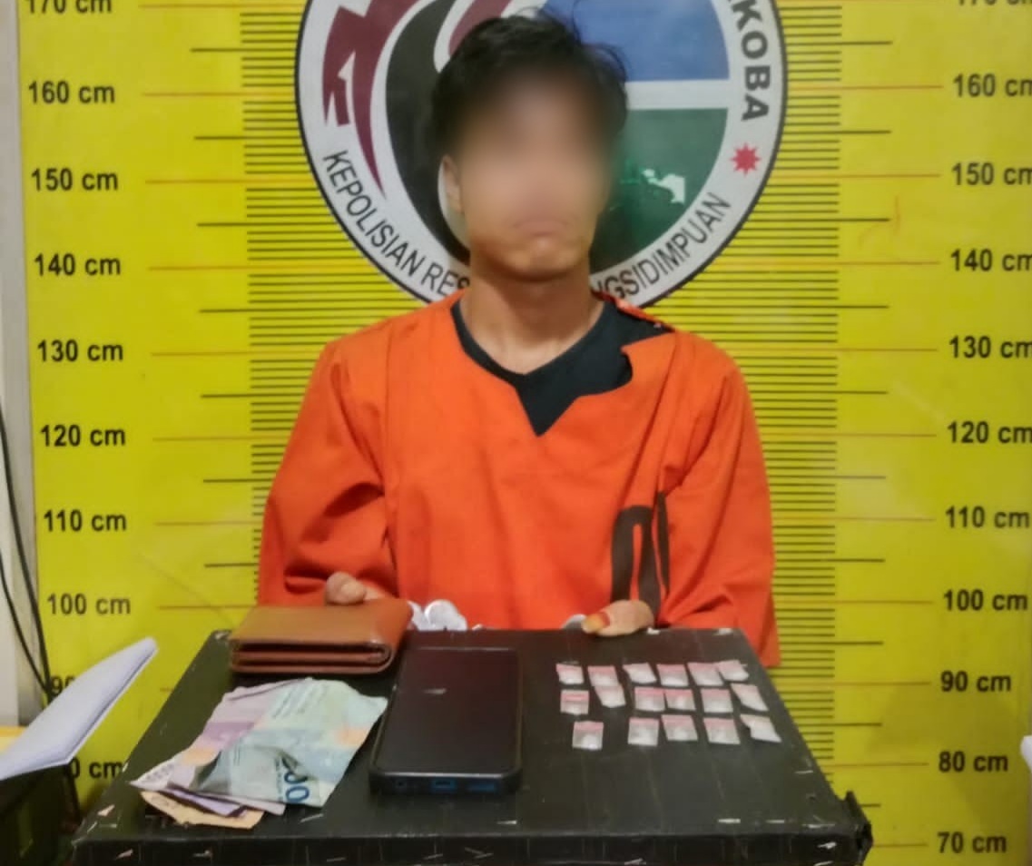 Terduga pengedar sabu, AA, saat menunjukkan barang bukti usai diamankan Tim dari Sat Resnarkoba Polres Padangsidimpuan