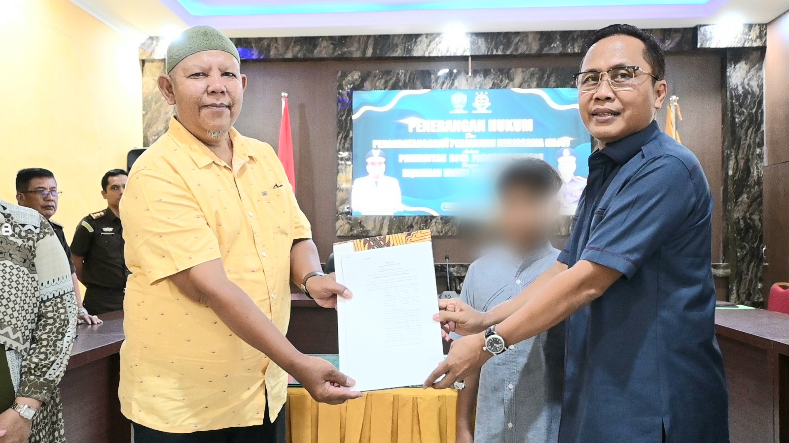 Kajari Padangsidimpuan, Dr Lambok MJ Sidabutar, saat menyerahkan status perwalian Rio kepada Ahmad Mufti Zubhan yang di tunjuk sebagai orang tua wali