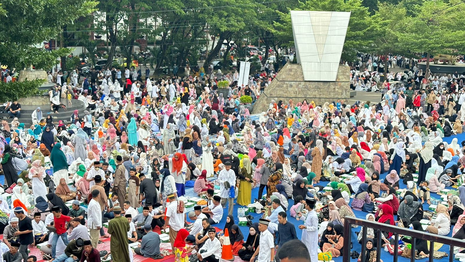 Dokumentasi sore hari pada kegiatan buka puasa bersama terpanjang di Anjungan Pantai Losari.