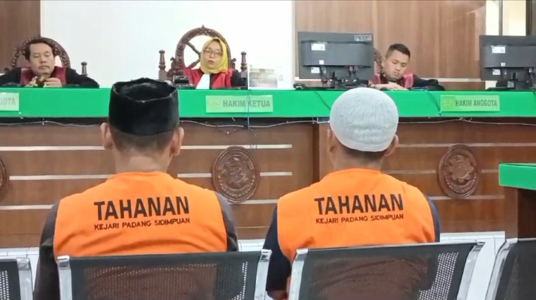 Kedua terdakwa kasus perdagangan kulit dan tulang Harimau serta sisik Tenggiling saat mengikuti sidang di PN Padangsidimpuan