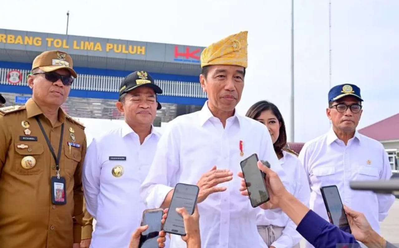 Presiden RI, Joko Widodo, saat diwawancarai awak media