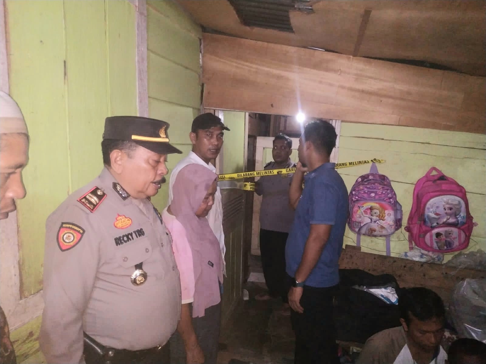 Kapolsek Batang Toru, Iptu RN Tarigan, dan Kanit Reskrim, Ipda Ery Juanda Situmorang, saat mengecek lokasi kejadian