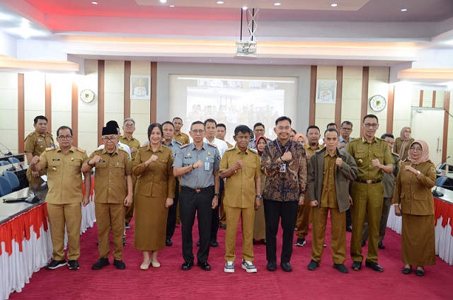 Gubernur Sulteng H. Rusdy Mastura beserta Kakanwil Kemenkumham Sulteng, Hermansyah Siregar photo bersama usai penandatanganan MoU.