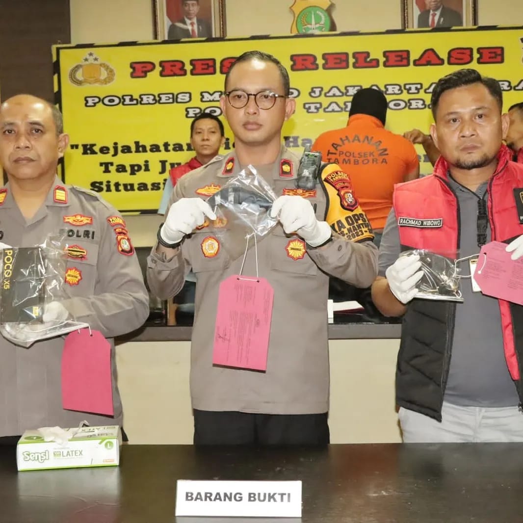 Kapolsek Tambora Polres Metro Jakarta Barat Kompol Donny Agung Harvida didampingi Kanit reskrim Akp Rahmat Wibowo saat konferensi pers