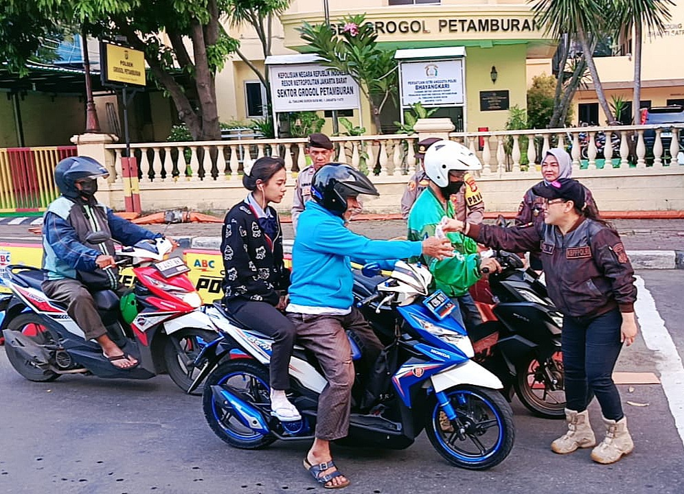 KBPP Polri Resor Jakarta Barat bersama Jajaran Polsek Grogol Petamburan saat membagikan makanan takjil untuk pengendara