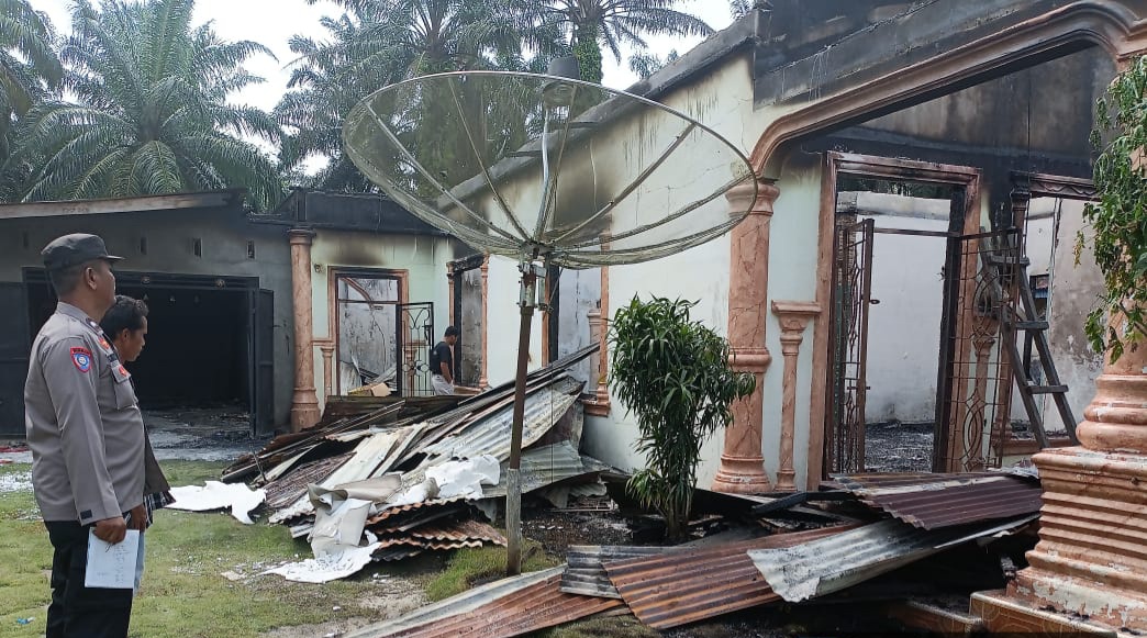 Suasana rumah permanen di Desa Jambu, Kecamatan Ujung Batu, Kabupaten Paluta, usai kebakaran menjelang sahur