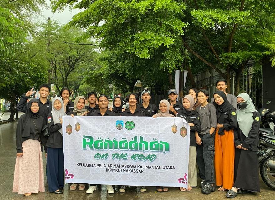 Foto bersama pengurus dan anggota Keluarga Pelajar Mahasiswa Kalimantan Utara saat kegiatan berbagai takjil.