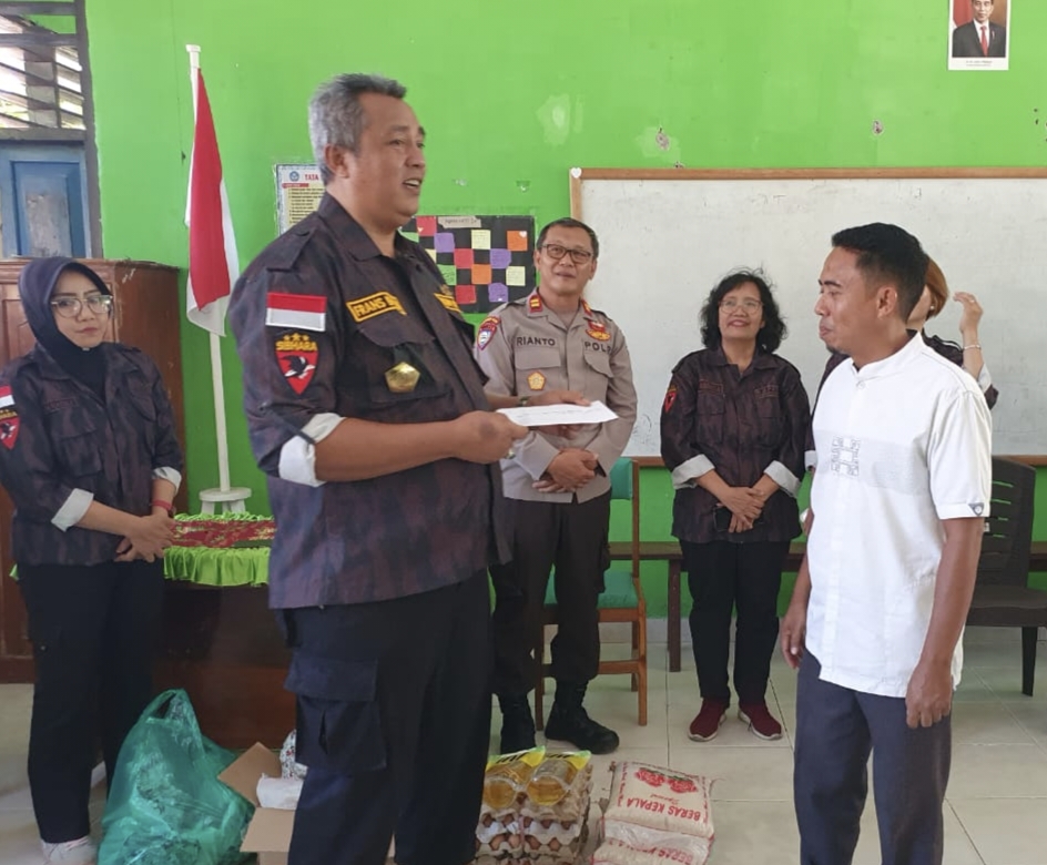 Tampak ketua KBPP Polri Resort Poso, Frans Bond, saat meyerahkan bantuan tali kasih kepada. Pengurus panti asuhan