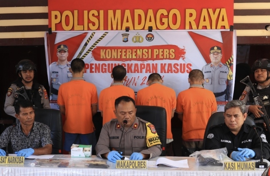 Tampak para pengedar Narkoba membelakangi dan mengenakan baju orange, saat digelar konprensi pers oleh Polres Poso