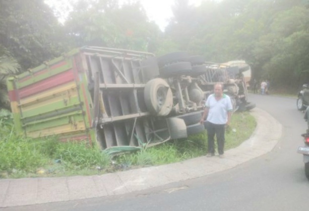 Beginilah kondisi Truk pengangkut air mineral yang terbalik di Jalinsum Desa Simirik, Kecamatan Batunadua, Kota Padangsidimpuan