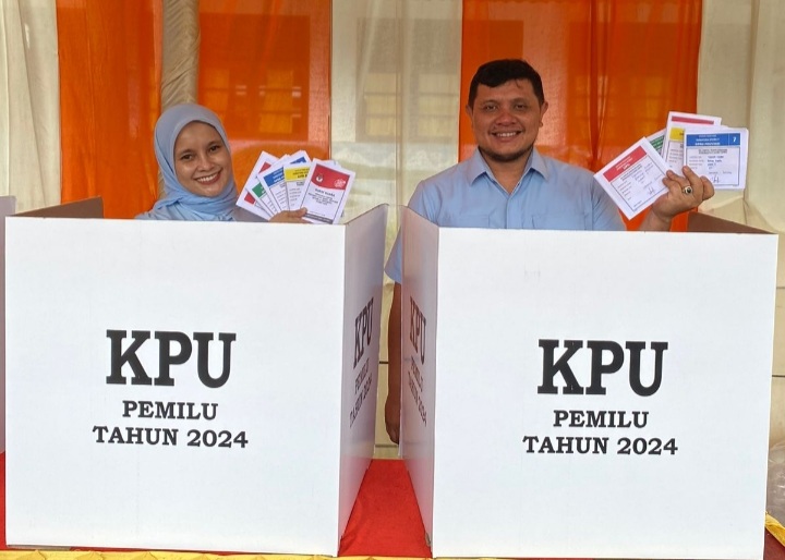 Ketua TKD Prabowo-Gibran Tapsel, Abdul Basith Dalimunthe (kanan), bersama istri (kiri), usai memberikan hak suaranya pada Pemilu 14 Februari 2024 lalu