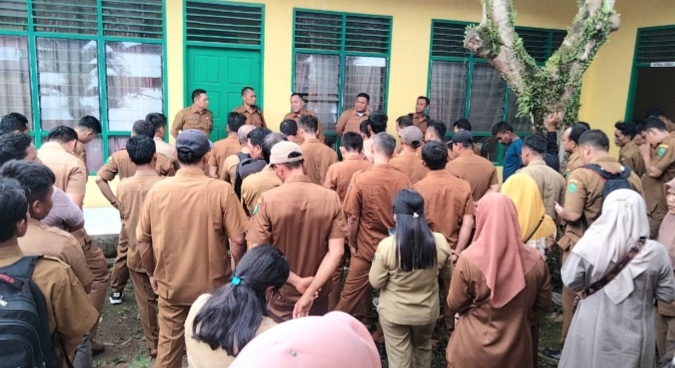 Puluhan perangkat desa, menggeruduk Kantor Dinas PMD Padangsidimpuan, guna meminta kejelasan terkait nasib mereka yang diberhentikan secara sepihak oleh Kepala Desa masing-masing