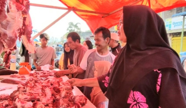 Sejumlah pembeli memadati salah satu lapak pedagang daging sapi di Pasar Sangkumpal Bonang