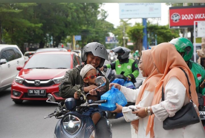 Tangkapan layar pada saat prosesi pembagian takjil DWP Kota Makassar.