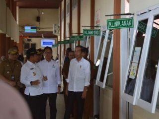 Presiden RI, Jokowi, saat melakukan peninjauan dan pengecekan Gedung di RSUD Sibuhuan