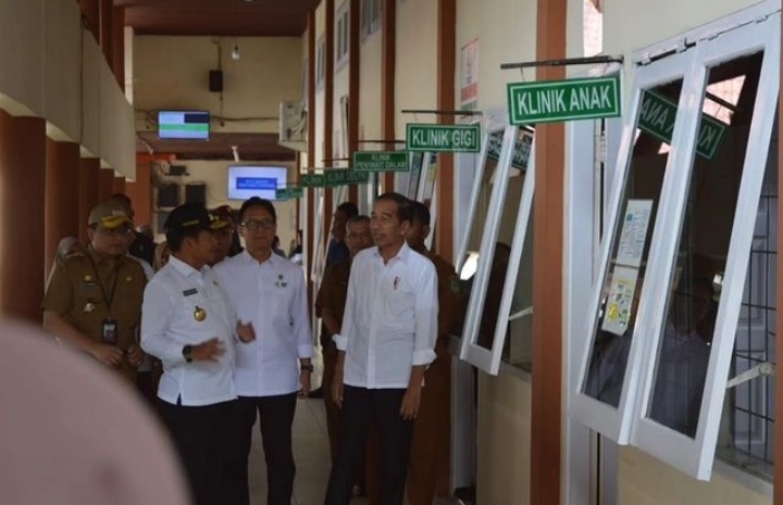 Presiden RI, Jokowi, saat melakukan peninjauan dan pengecekan Gedung di RSUD Sibuhuan