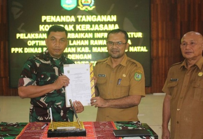 Dandim 0212/Tapsel, Letkol Inf Amrizal Nasution, usai meneken kontrak kerjasama dengan Dinas Pertanian Tapsel