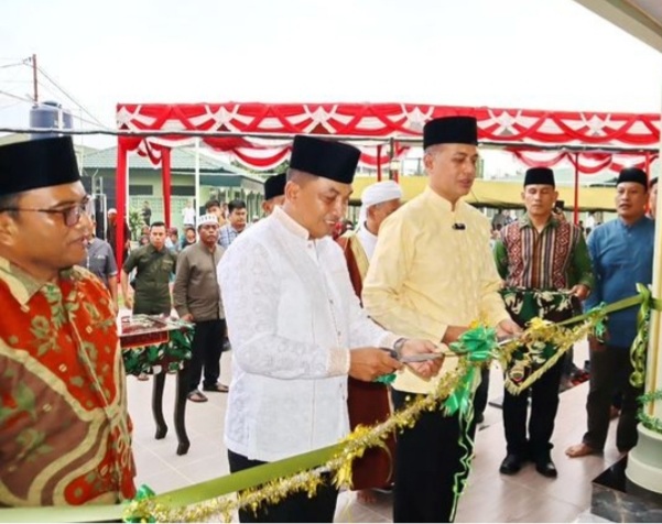 Dandim 0212/Tapsel, Letkol Inf Amrizal Nasution, H Musa Rajekshah (Ijeck), Pj Wali Kota Padangsidimpuan Letnan Dalimunthe, Kapolres Padangsidimpuan AKBP Dudung Setyawan, dan lainnya, memotong pita tanda diresmikannya Masjid Al Musannif Annas