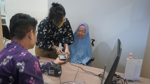 Salah satu aktifitas di Kantor Imigrasi Kelas I TPI Palu sebagai unit pelaksana Teknis Keimigrasian di bawah Kantor Wilayah Kementerian Hukum dan HAM Sulawesi Tengah.