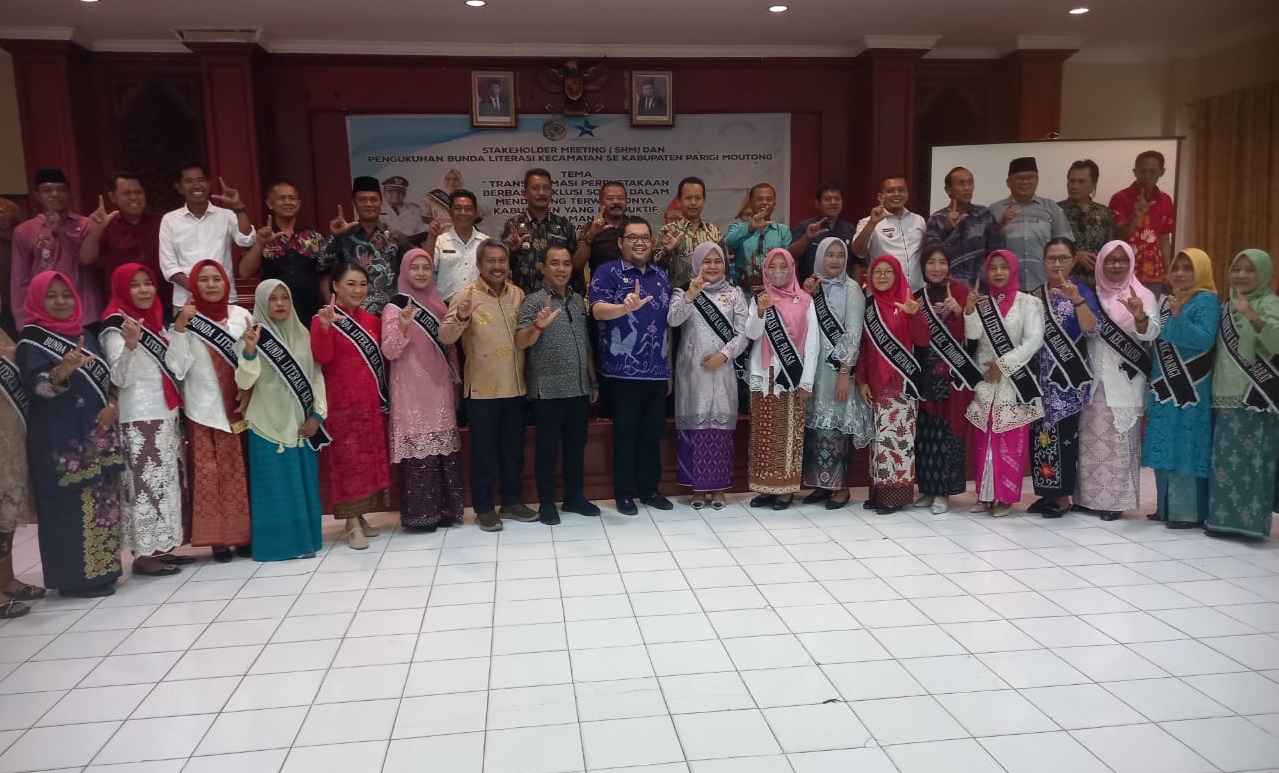 Foto Bersama, Pj. Bupati Richard Arnaldo beserta ibu Surya Fibrianti Richard dan pengurus Bunda Literasi Kecamatan Se-Kabupaten Parigi Moutong.