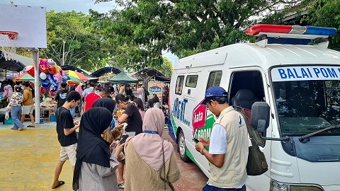 Suasana pengambilan sample uji oleh Balai POM Palu di Pasar Ramdhan.