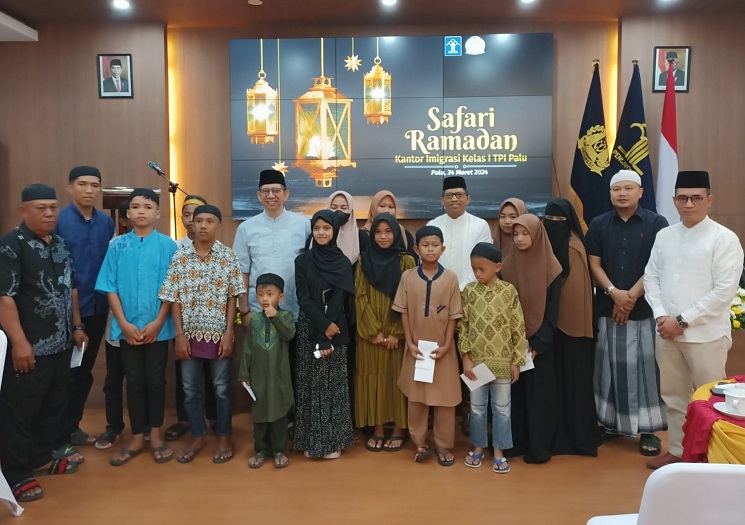 FOTO BERSAMA: Kepala Kanwil Kemenkumham Sulteng, Hermansyah Siregar, dan Kepala Kantor Imigrasi Palu, Soeryo Tarto Kisdoyo beserta anak yatim pada kegiatan Safari Ramadhan Kanwil Kemenkumham Sulteng.