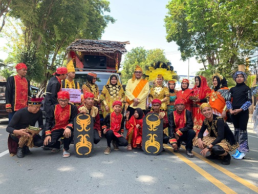 Pj. Bupati Parigi Moutong, Richard Arnaldo foto bersama kontingan karnaval diperayaan HUT Provinsi Sulteng Ke 60.