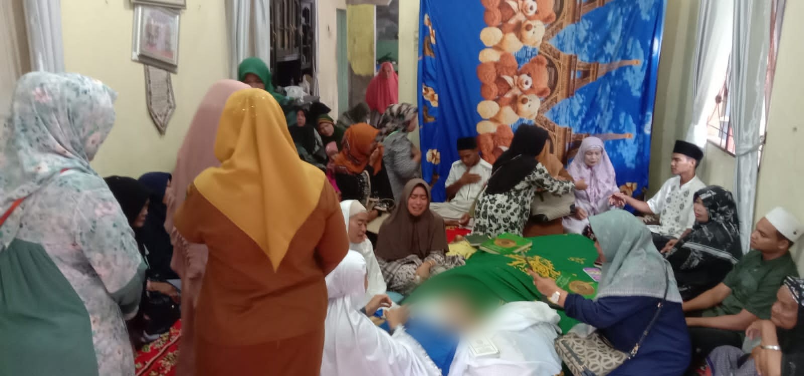 Beginilah suasana Rumah duka anak Kades Pal XI, Kecamatan Angkola Timur, Kabupaten Tapanuli Selatan, yang meninggal dunia akibat kecelakaan lalulintas di Jalan Raja Inal Siregar, Kelurahan Batunadua Jae, Kota Padangsidimpuan