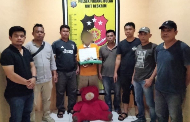 Seorang petani, R, usai tertangkap Tim Unit Reskrim Polsek Padang Bolak berikut boneka beruang merah yang dijadikan tempat penyimpanan sabu dan barang bukti lainnya