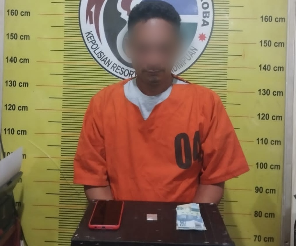 Tersangka mantan narapidana saat menunjukkan barang bukti usai tertangkap Tim Opsnal Sat Resnarkoba Polres Padangsidimpuan