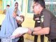 Kajari Padangsidimpuan, Dr Lambok MJ Sidabutar, saat menyalurkan bantuan sosial ke masyarakat