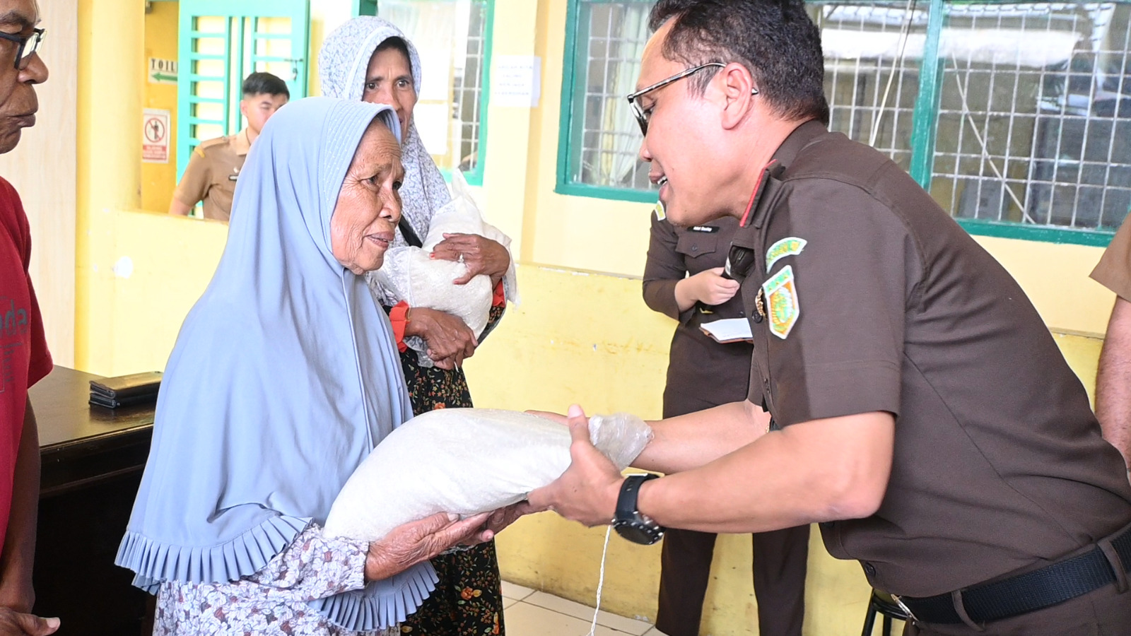 Kajari Padangsidimpuan, Dr Lambok MJ Sidabutar, saat menyalurkan bantuan sosial ke masyarakat