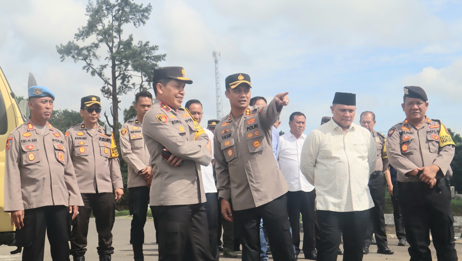 Kapolres Tapsel, AKBP Yasir Ahmadi, dan Ketua DPRD Tapsel, Abdul Basith Dalimunthe, saat mendampingi Waka Polda Sumut, Brigjen Pol Rony Samtana, mengecek dan meninjau Mako Polres Tapsel di Sipirok