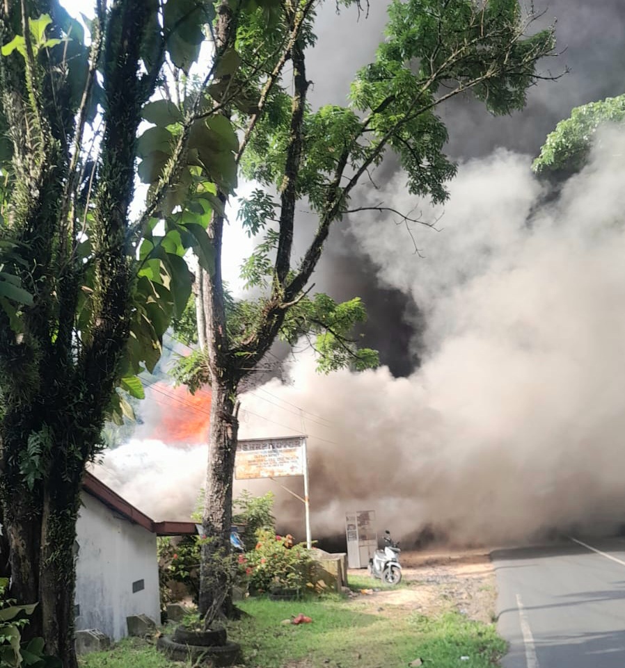 Asap tebal yang berasal dari api yang melahap 7 unit kios di tepi Jalan Raja Inal Siregar, Kota Padangsidimpuan, tampak membumbung tinggi