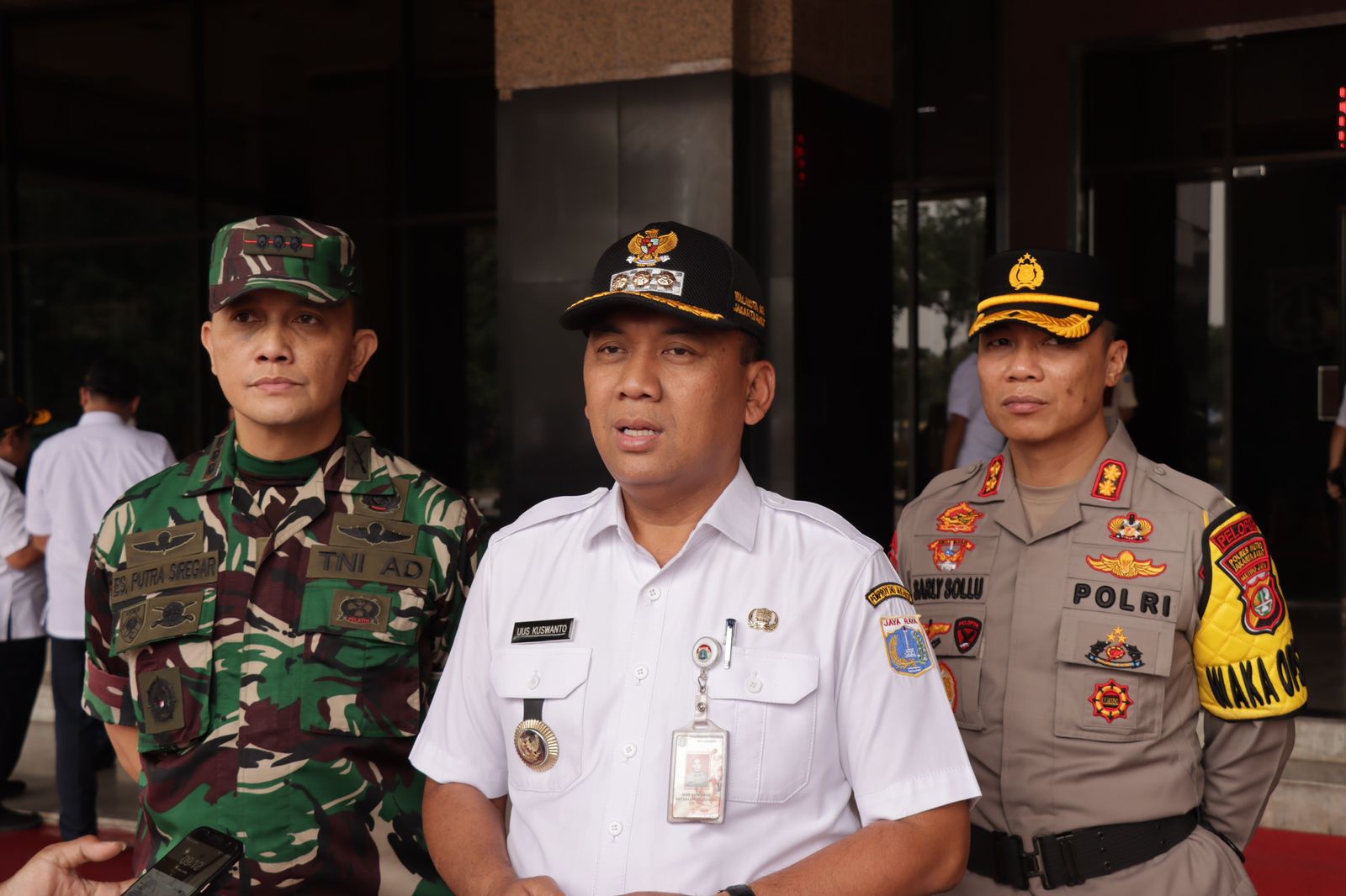 Walikota Jakarta Barat H Uus Kuswanto didampingi Wakapolres Metro Jakarta Barat Akbp Sarly Sollu dan Dandim 0503 JB Kolonel Inf Eko Saputra Siregar