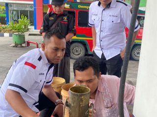 Kanit II Sat Reskrim Polres Tapsel, Ipda Ilham P Nasution, saat melakukan pengecekan serta pengawasan ke salah satu SPBU guna antisipasi penyelewengan terhadap oknum di wilayah hukumnya