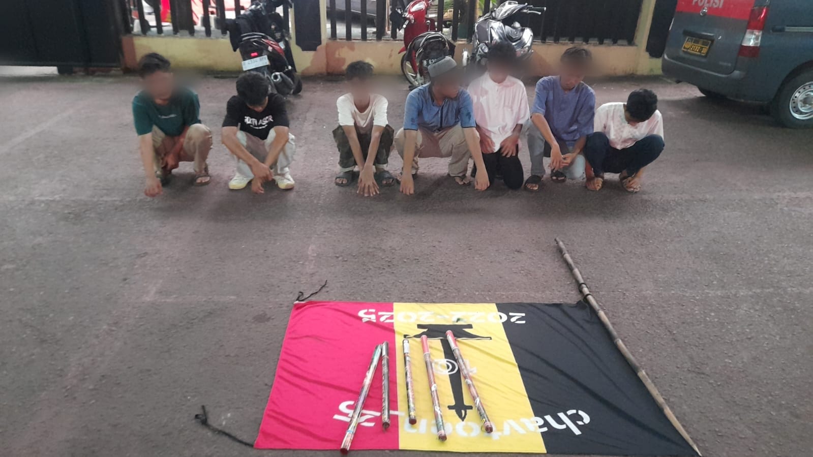 Beberapa Remaja, Bendera Kominitas dan Kembang Api yang berhasil di sita Polsek Metro Tamansari Jakarta Barat