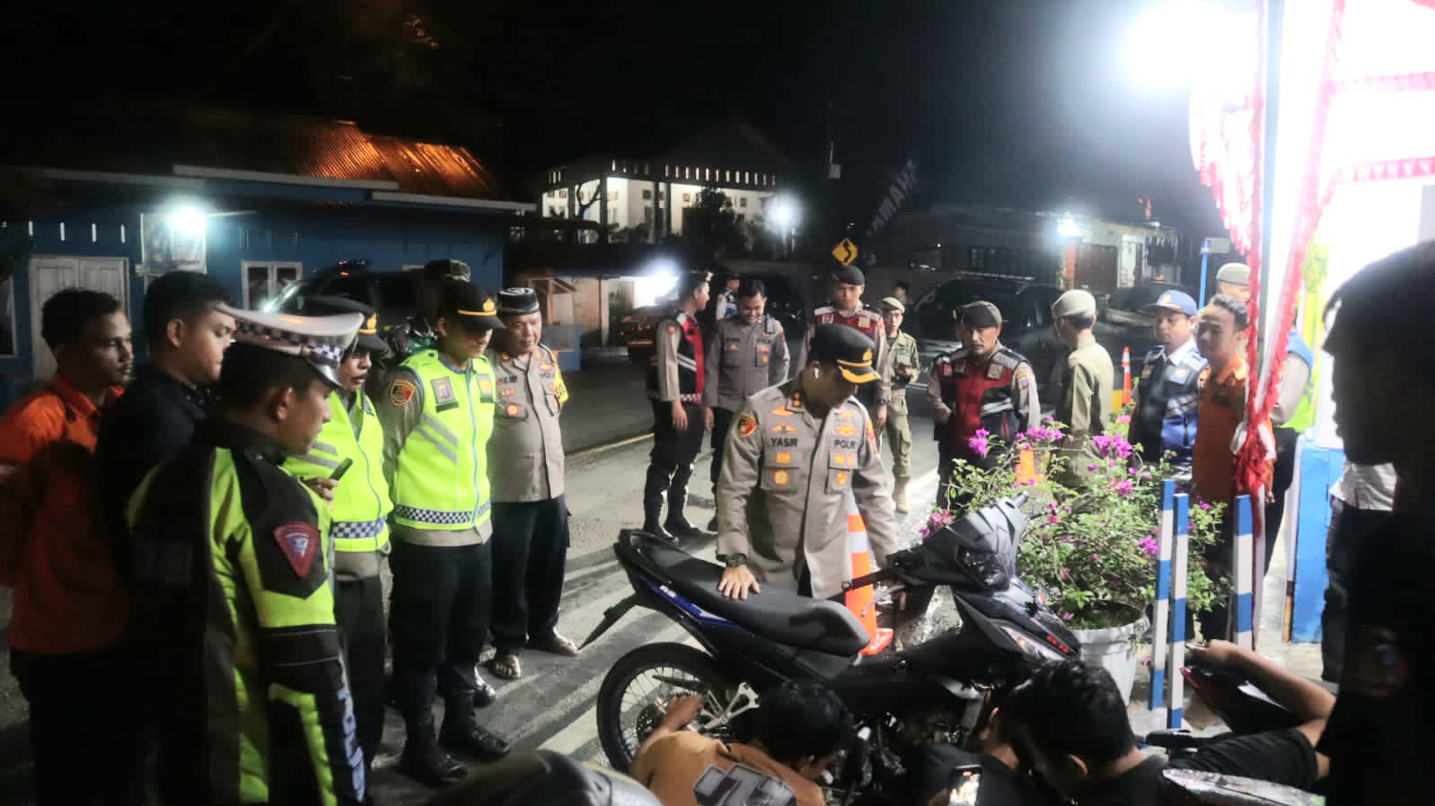 Kapolres Tapsel, AKBP Yasir Ahmadi, saat cek razia knalpot blong di Pos Pam Parsariran didampingi Kapos Pam, Iptu RN Tarigan, dan Padal Ipda Ery Juanda Situmorang