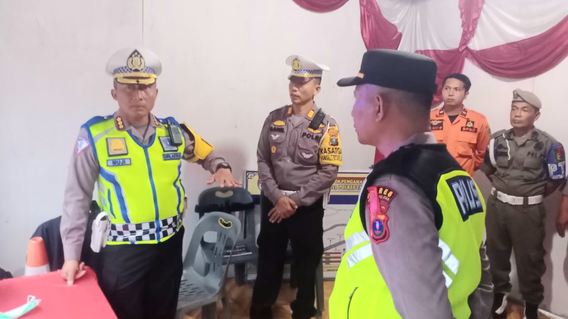 Direktur Lalu Lintas Polda Sumut, Kombes Pol Muji Ediyanto, saat memberikan arahan ke Kasat Lantas Polres Tapsel, AKP Dahnial Saragih, Kapos Yan Batu Jomba, AKP Salomo Sagala, dan petugas lainnya yang terlibat dalam Operasi Ketupat Toba 2024