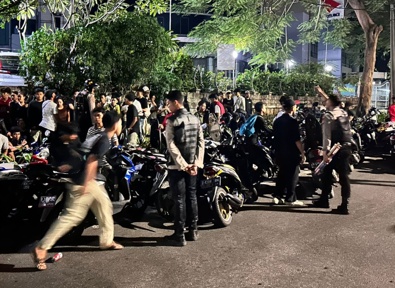 Tim Patroli Perintis Polres metro jakarta barat saat membubarkan kelompok remaja yang konvoi