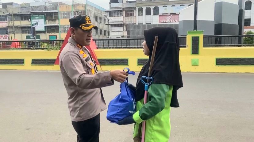 Cara Kapolres Padangsidimpuan, AKBP Dudung Setyawan, berbagi kebahagiaan dengan "pasukan hijau" dengan datang langsung menyerahkan paket Lebaran