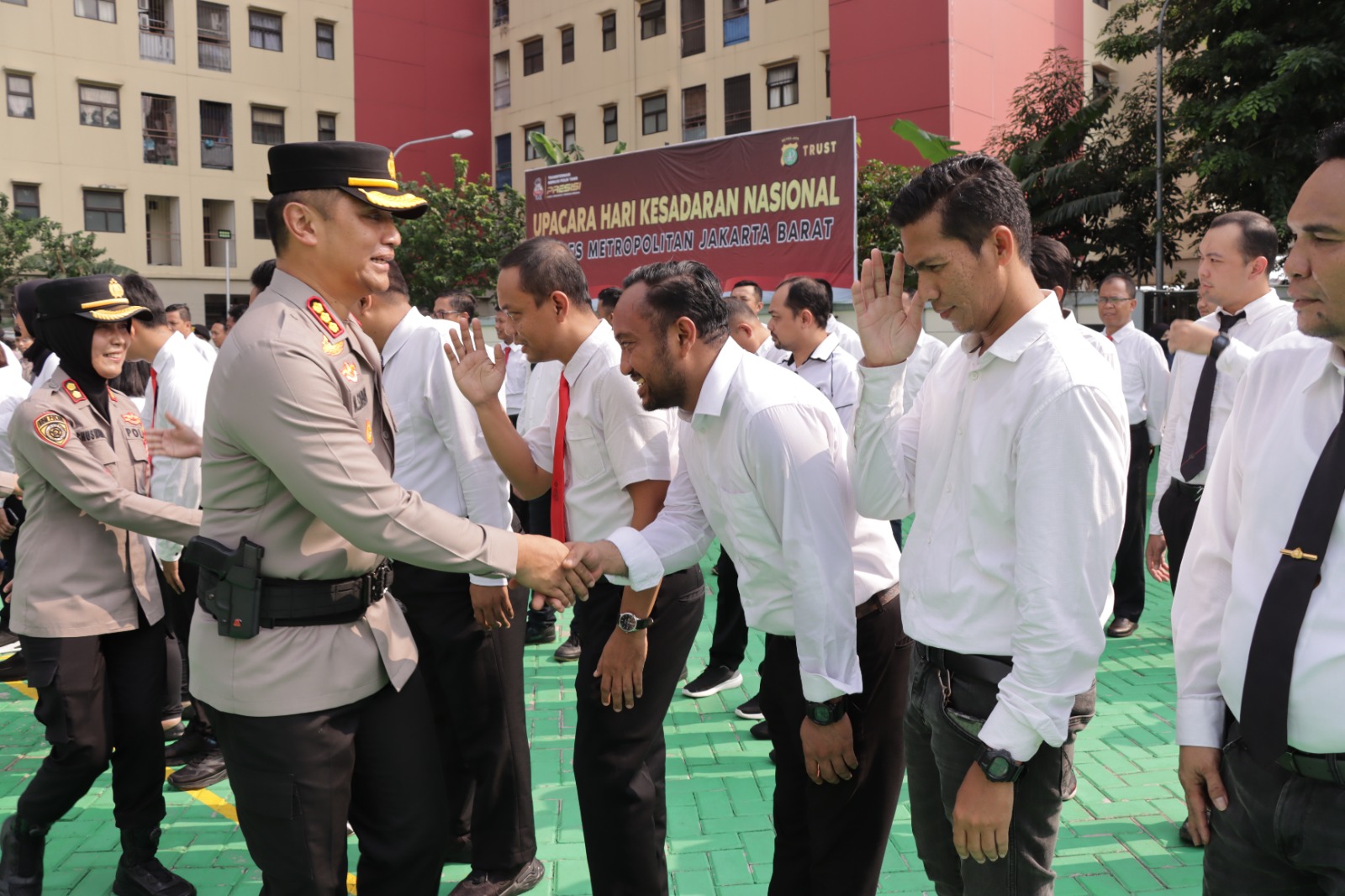 Kapolres Metro Jakarta Barat bersama jajarannya saling bersalam-salaman di acara halal bihalal