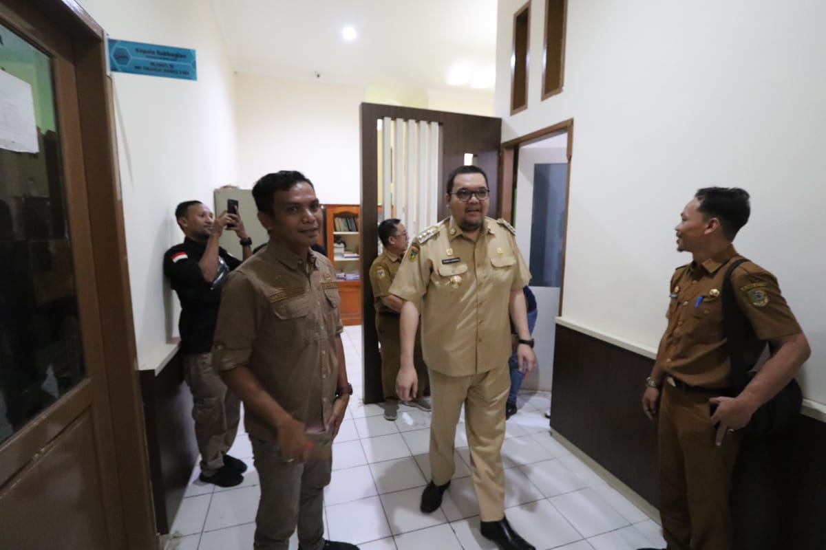 Pj. Bupati Parigi Moutong, Richard Arnaldo saat melakukan sidak pasca Hari Raya Idul Fitri